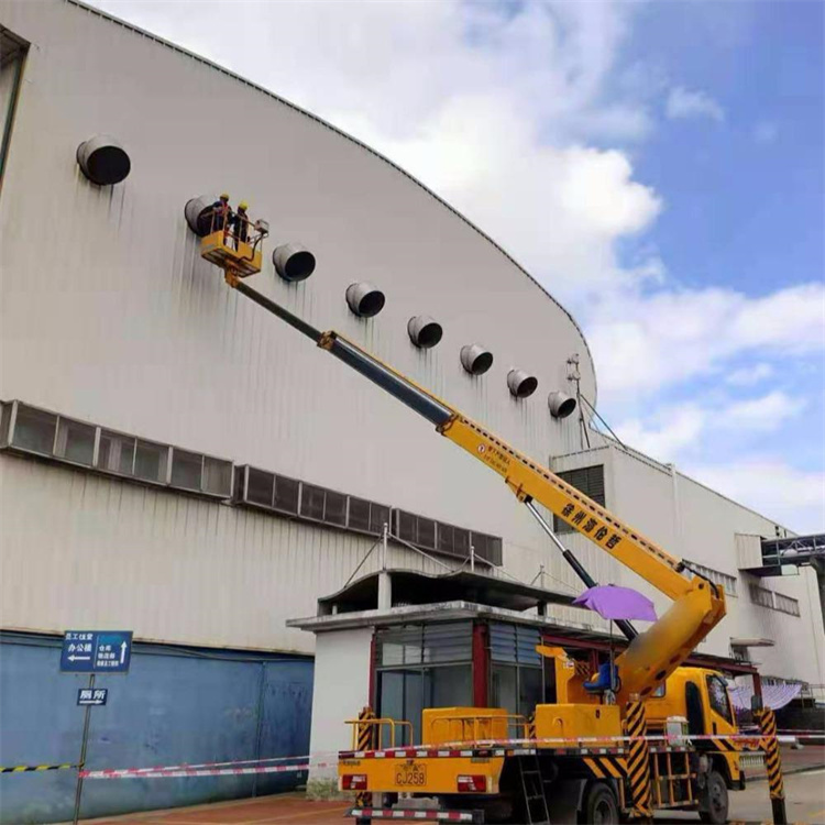 厦门海沧高空作业车出租服务：专业广告牌安装解决方案